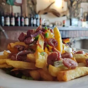 SALCHIPAPAS con Cheddar barbacoa y verdeo